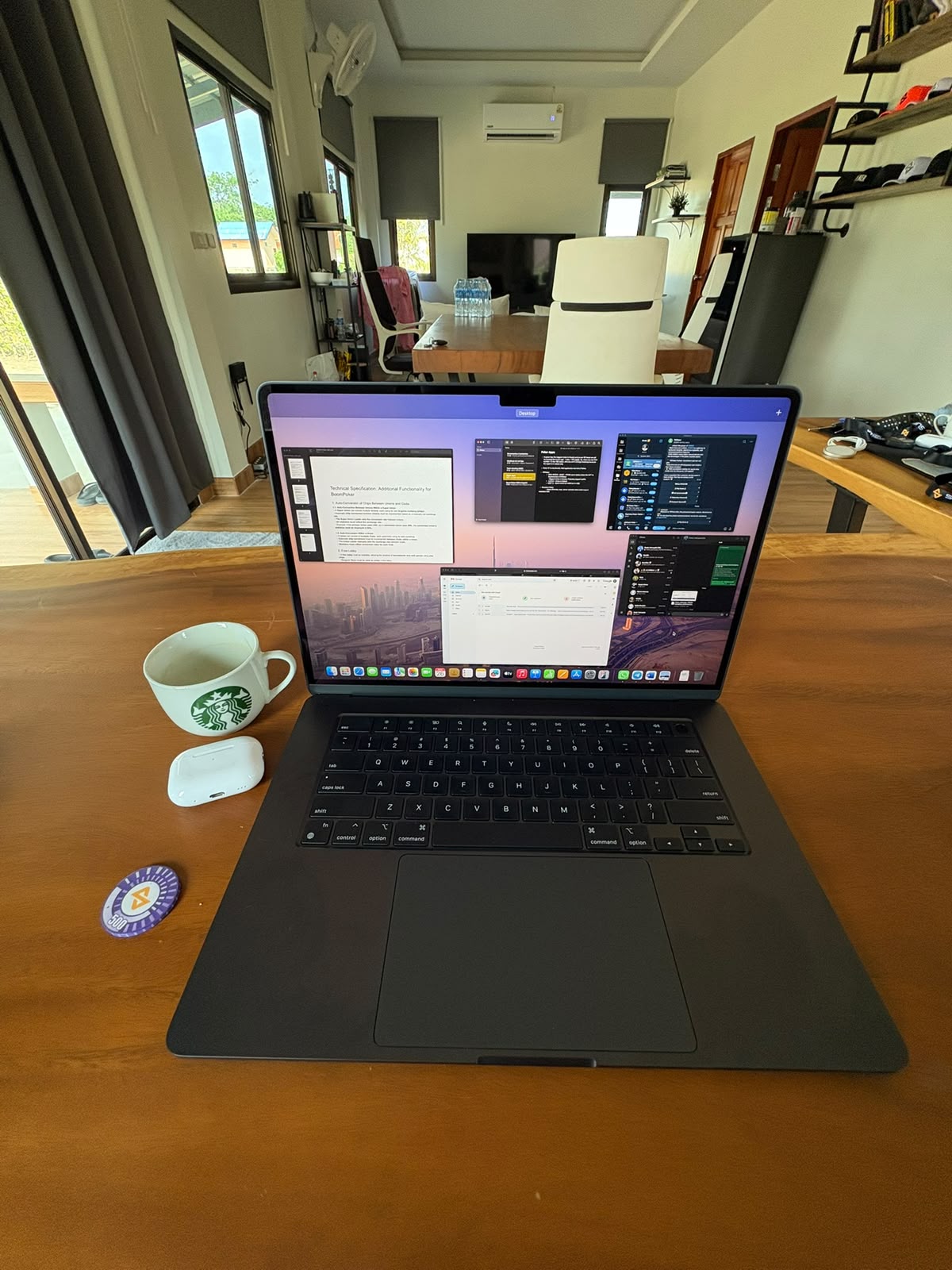 MacBook e café na mesa de trabalho
