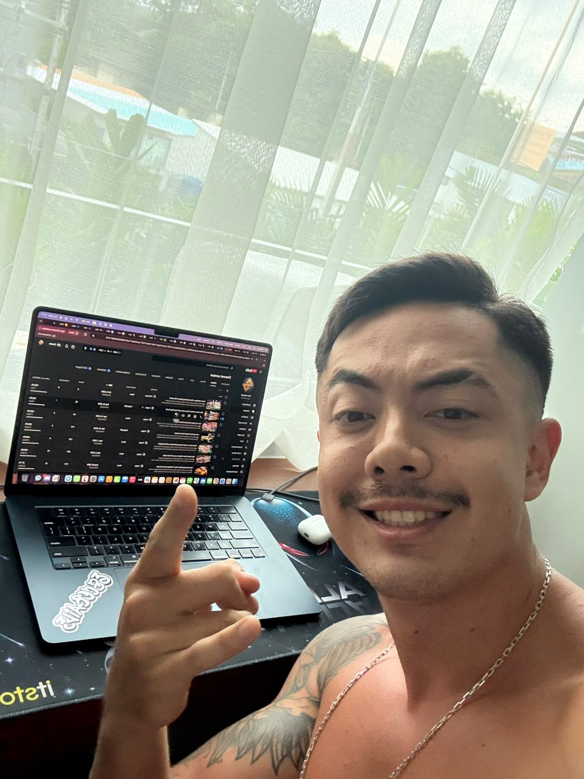 Trading no MacBook em casa na Tailândia