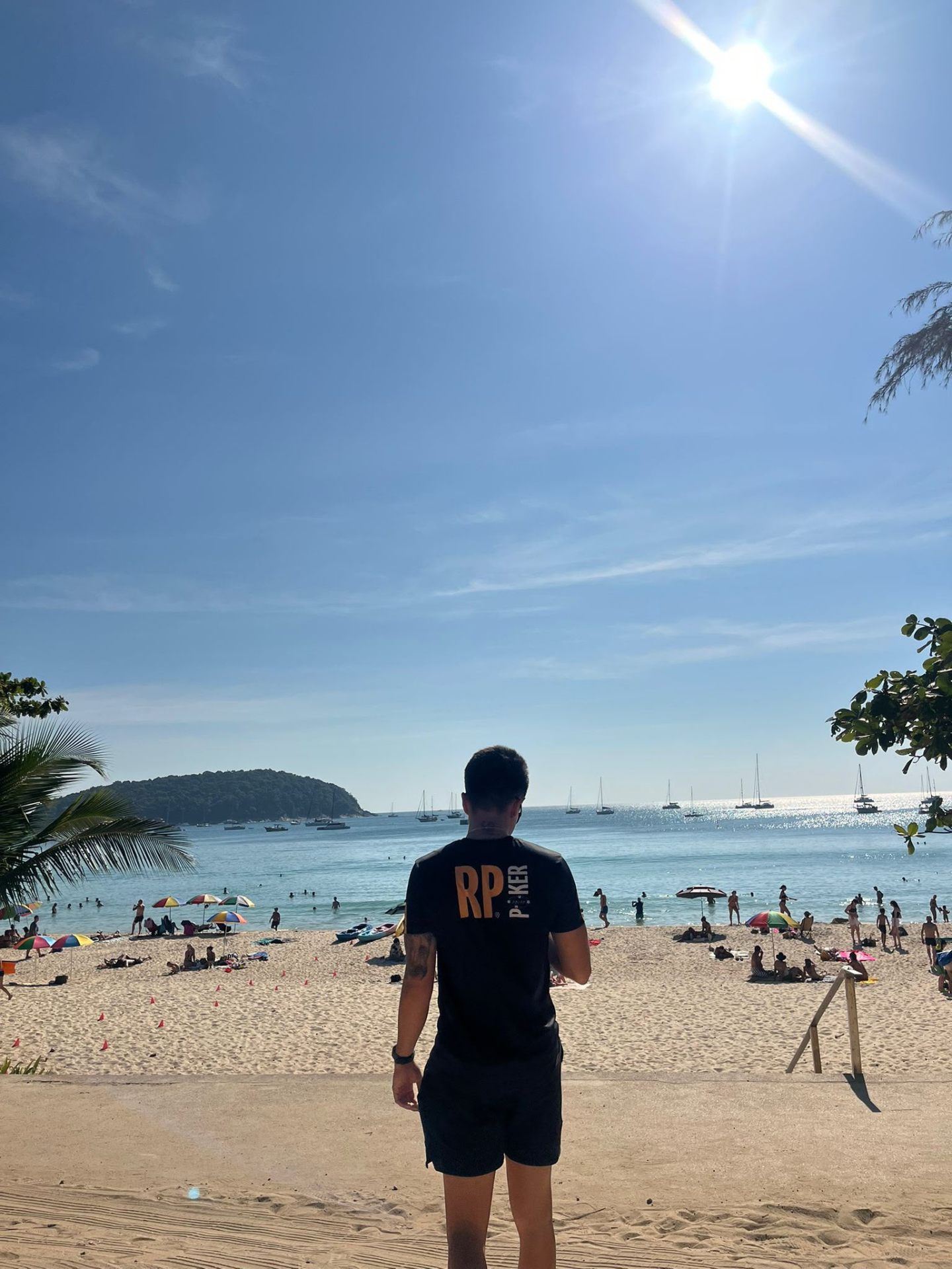 Olhando o mar em Nai Harn