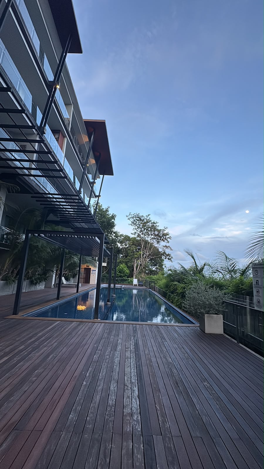 Deck da piscina ao entardecer
