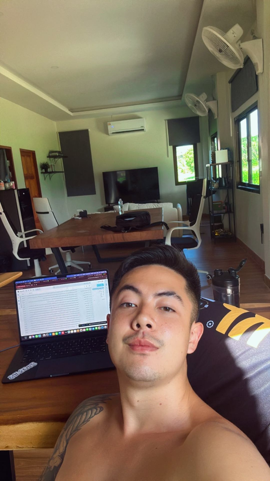 Escritório em casa na Tailândia